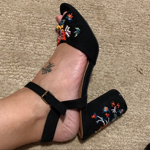 NWOT Beaded Rampage sandals - Picture 3 of 10